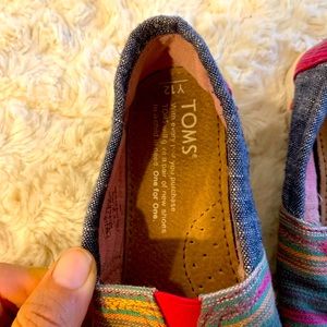 Toms Kids Classic Chambray and pink textile strip- GUC!